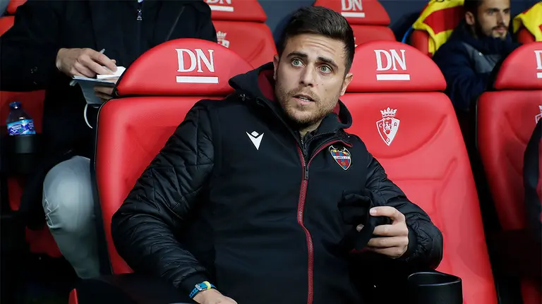 El entrenador del Levante, Alessio Lisci, al comienzo del partido de Liga en Primera División ante Osasuna que disputan este sábado en el estadio de El Sadar, en Pamplona. EFE/Villar López