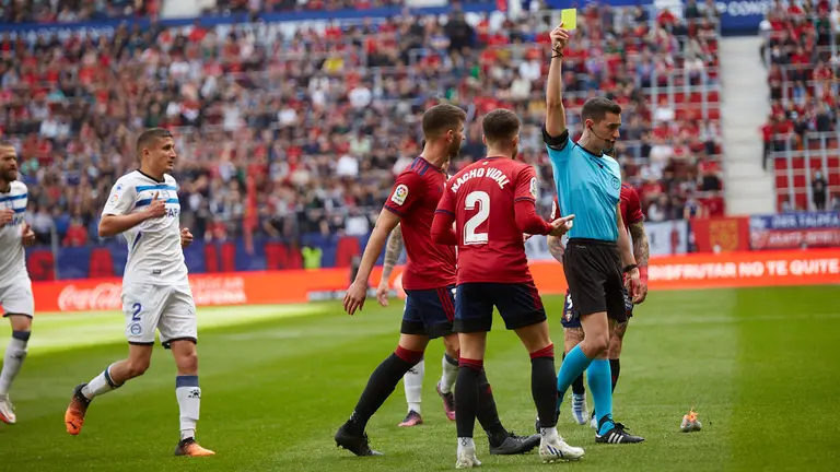 Partido entre Osasuna y Alavés con Muñiz Ruiz en El Sadar. IÑIGO ALZUGARAY