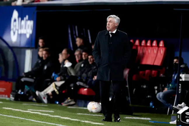 Carlo Ancelotti de pie junto al banquillo de su equipo en Pamplona. Europa Press.