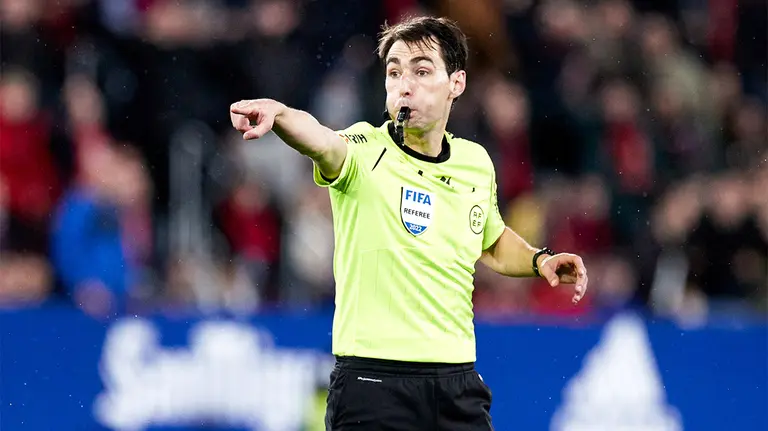 El árbitro vasco De Burgos Bengoetxea en un partido de Osasuna. Ricardo Larreina / AFP7 / Europa Press.