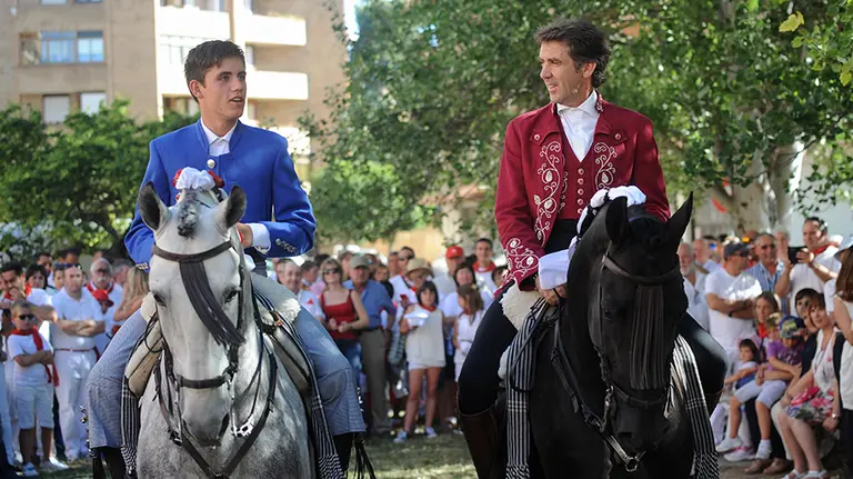 Pablo Hermoso de Mendoza da la alternativa a su hijo Guillermo en Estella en presencia de Manuel Manzanares. MIGUEL OSÉS