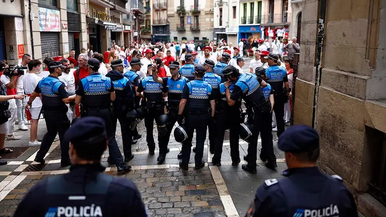 A la entrada al Casco Antiguo de Pamplona y la plaza del Ayuntamiento las personas se encuentran con controles policiales. EFE/ Rodrigo Jimenez