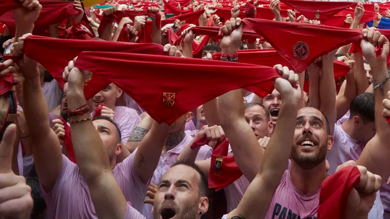 Chupinazo en la Plaza del Ayuntamiento de Pamplona para dar inicio a los Sanfermines 2022. IÑIGO ALZUGARAY