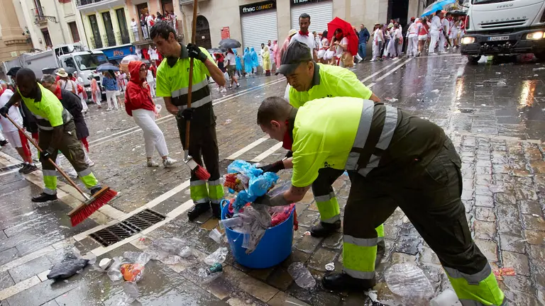 Los servicios de limpieza de Pamplona limpian la ciudad en los momentos posteriores al Chupinazo con el que se ha dado inicio a los Sanfermines 2022. IÑIGO ALZUGARAY
