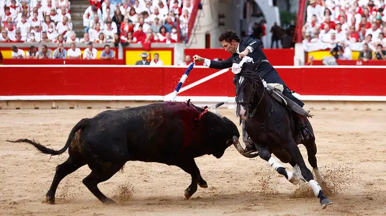 El rejoneador Leonardo Hernández durante la lidia a su primer toro de la tarde en la corrida de rejones celebrada esta tarde en Pamplona dentro de la Feria del Toro de los Sanfermines 2022. EFE/ Rodrigo Jiménez