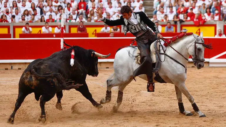 El rejoneador Roberto Armendáriz durante la lidia a su primer toro de la tarde en la corrida de rejones celebrada esta tarde en Pamplona dentro de la Feria del Toro de los Sanfermines 2022. EFE/ Rodrigo Jiménez