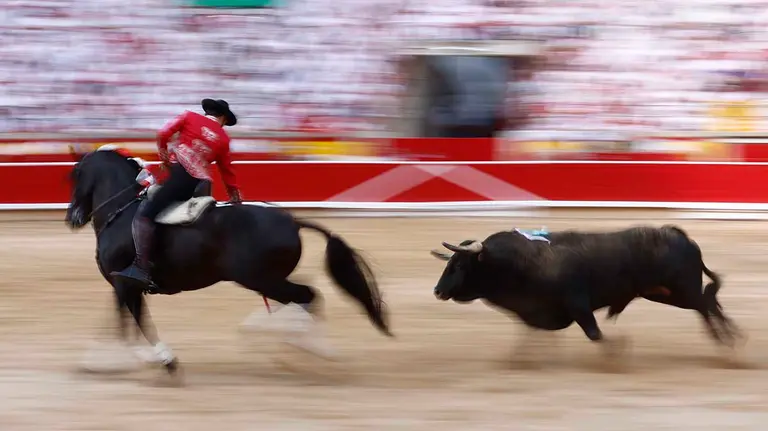 El rejoneador Guillermo Hermoso de Mendoza durante la lidia a su primer toro de la tarde en la corrida de rejones celebrada esta tarde en Pamplona dentro de la Feria del Toro de los Sanfermines 2022. EFE/ Rodrigo Jiménez