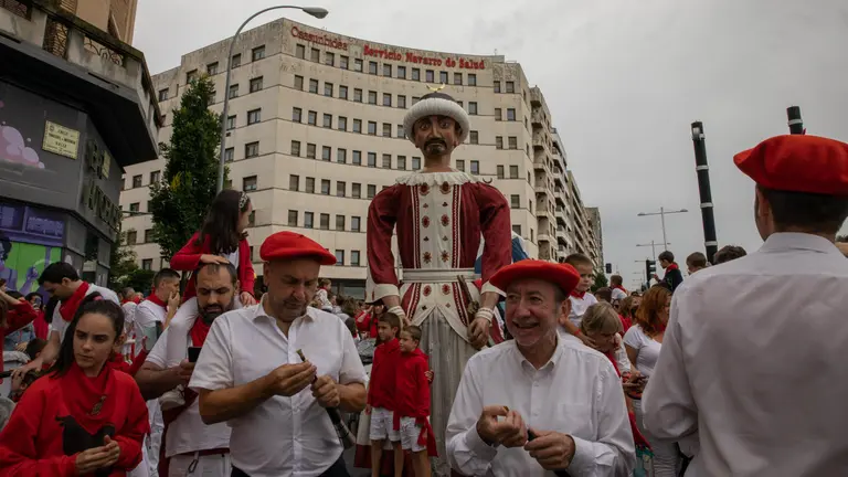 Cientos de niños emocionados reciben a la comparsa en su primera salida desde la estación de autobuses de Pamplona, en el primer día de las fiestas de San Fermín. MAITE H. MATEO
