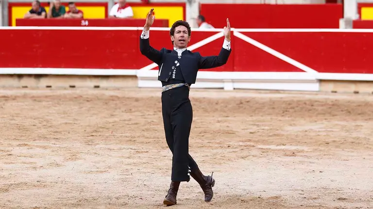El rejoneador Leonardo Hernández saluda a los tendidos tras la lidia a su segundo toro de la tarde en la corrida de rejones celebrada esta tarde en Pamplona dentro de la Feria del Toro de los Sanfermines 2022. EFE/ Rodrigo Jiménez