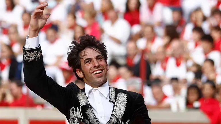 El rejoneador Roberto Armendáriz durante la lidia a su primer toro de la tarde en la corrida de rejones celebrada esta tarde en Pamplona dentro de la Feria del Toro de los Sanfermines 2022. EFE/ Rodrigo Jiménez