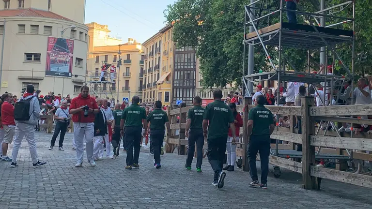 Los pastores salen de la Plaza de Toros de Pamplona y se dirigen hacia sus puestos para el primer encierro de San Fermín 2022 con toros de Núñez del Cuvillo.