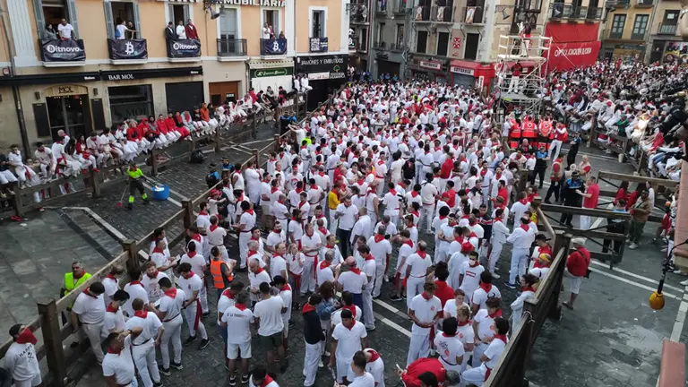 Acumulación de corredores en la plaza del Ayuntamiento en el primer encierro de San Fermín 2022 con toros de Núñez del Cuvillo.