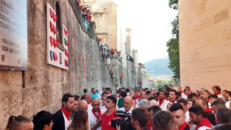 La espera para cantar al Santo en la cuesta de Santo Domingo en el primer encierro de San Fermín 2022 con toros de Núñez del Cuvillo. IRANZU LARRASOAÑA