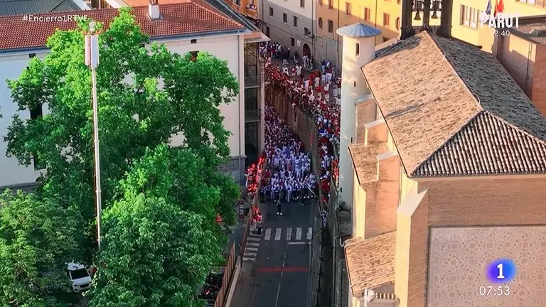 Nervios en el comienzo de la cuesta de Santo Domingo a la espera de que comience en el primer encierro de San Fermín 2022 con toros de Núñez del Cuvillo. TVE