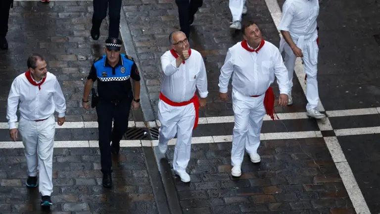 El alcalde de Pamplona, Enrique Maya (c), realiza el tradicional recorrido antes del primer encierro de los Sanfermines 2022, una carrera protagonizada por toros de la ganadería Núñez del Cuvillo en la que después de dos a