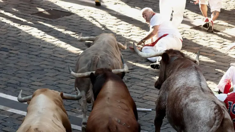 Los toros de la ganadería gaditana Núñez del Cuvillo a su paso por la plaza del Ayuntamiento durante el primer encierro de los Sanfermines 2022. EFE