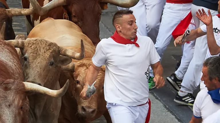 Primer encierro de San Fermín 2022 con toros de Núñez del Cuvillo en la cuesta de Santo Domingo y la plaza del Ayuntamiento. PABLO LASAOSA