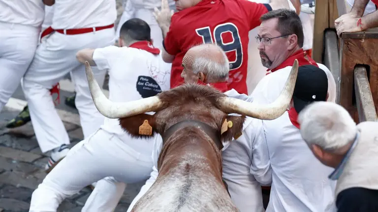 Primer encierro de San Fermín 2022 con toros de Núñez del Cuvillo en la Plaza del Ayuntamiento. EFE
