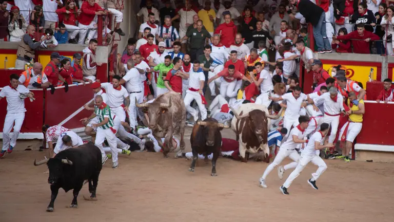 Montones en la entrada a la plaza de toros de Pamplona en el primer encierro, 7 de Julio, San Fermín 2022. IRAITZ IRIARTE.