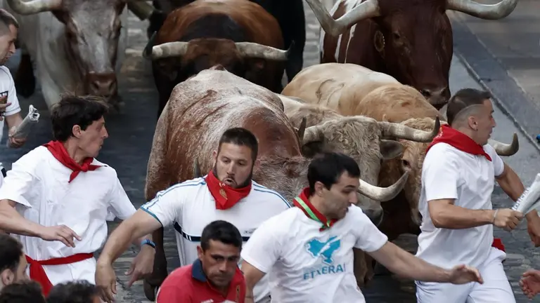 Primer encierro de San Fermín 2022 con toros de Núñez del Cuvillo en la bajada al callejón. EFE