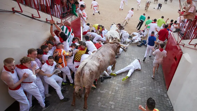 Primer encierro de San Fermín 2022 con toros de Núñez del Cuvillo en la entrada a la plaza. IÑIGO ALZUGARAY
