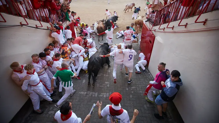Primer encierro de San Fermín 2022 con toros de Núñez del Cuvillo en la entrada a la plaza. IÑIGO ALZUGARAY