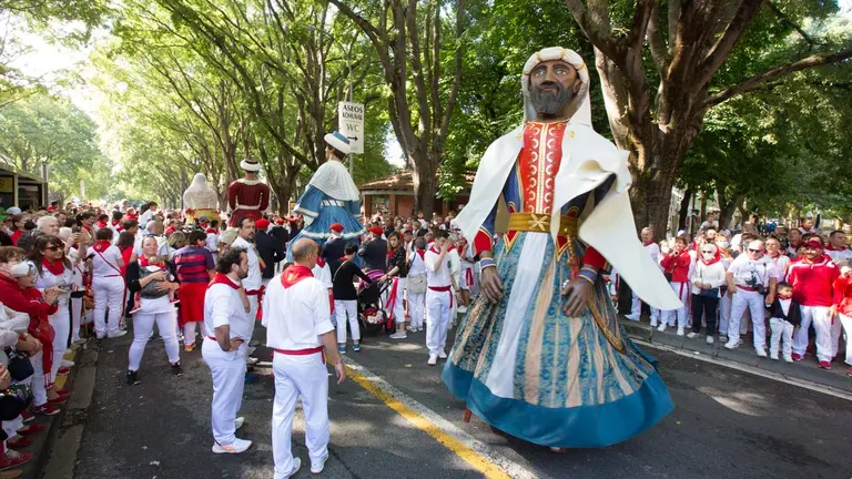 Procesión de San Fermín 2022 con el Santo acompañado por la comparsa de gigantes y cabezudos por las calles de Pamplona. ALEJANDRO VELASCO