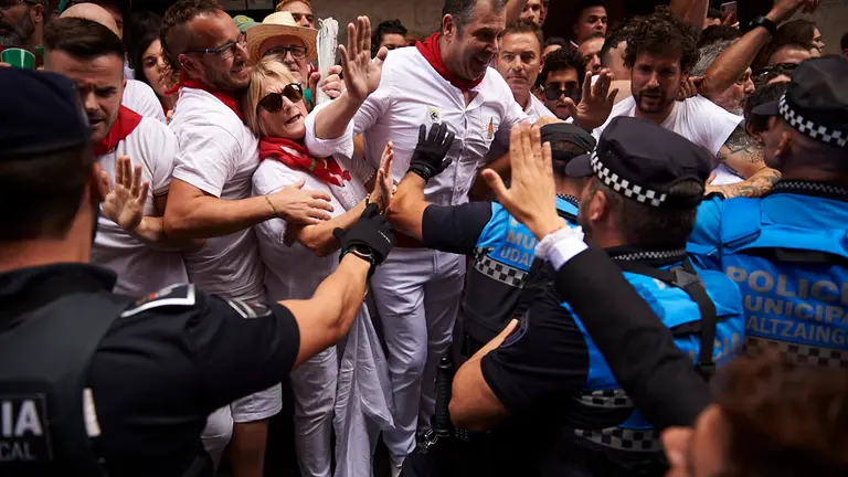 Incidentes en la calle Curia de Pamplona tras la procesión de San Fermín 2022. PABLO LASAOSA