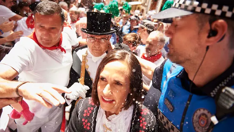 Incidentes en la calle Curia de Pamplona tras la procesión de San Fermín 2022. PABLO LASAOSA