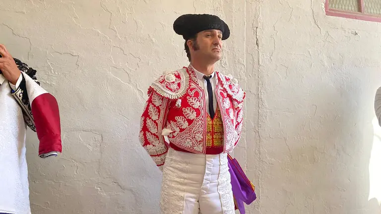 Morante de la Puebla estrena traje de luces especial por la corrida del centenario de la plaza de toros de Pamplona. NAVARRA.COM
