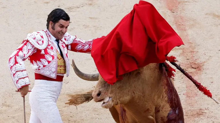 Morante de la Puebla ante 'Tabacalero' primero de su lote en la corrida del centenario en la plaza de toros de Pamplona. REUTERS. JUAN MEDINA