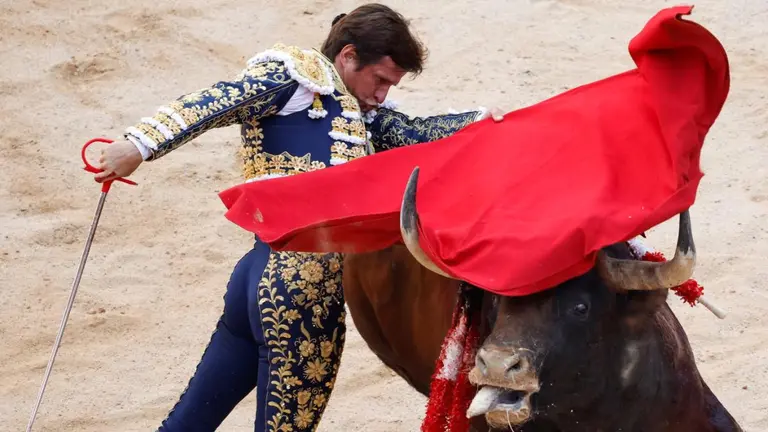 El Juli ante 'Serpentín' tercer toro de la tarde en la corrida del centenario en la plaza de toros de Pamplona. REUTERS. JUAN MEDINA