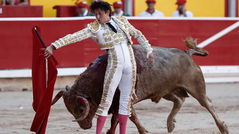 El diestro Andrés Roca Rey durante la lidia al primer toro de la tarde en la segunda de abono de la Feria del Toro de los Sanfermines 2022 en la que comparte cartel con Pablo Hermoso de Mendoza, Morante de la Puebla y El Juli con toros de la ganadería gaditana de Núñez del Cuvillo. EFE/ Jesús Diges