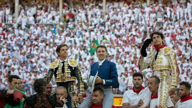El Juli, Pablo Hermoso y Roca Rey salen por la puerta grande en la primera corrida de la Feria del Toro de San Fermín en el centenario de la plaza de toros de Pamplona. MAITE H. MATEO
