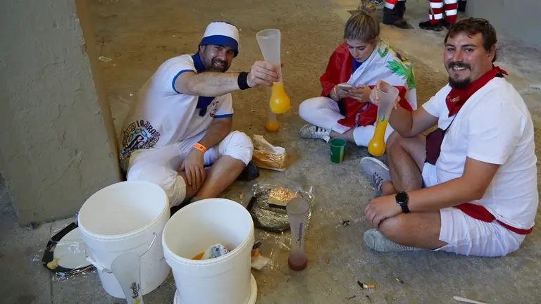 Ambiente en los pasillos de la Plaza de Toros de Pamplona durante la merienda en la primera corrida de la Feria del Toro de San Fermín 2022. IÑIGO ALZUGARAY