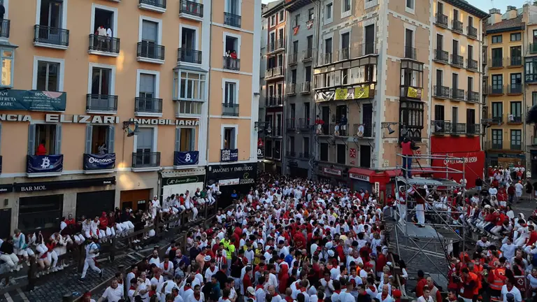 Vista de la plaza del Ayuntamiento antes del encierro del día 8 de julio con toros de Fuente Ymbro. NAVARRA.COM