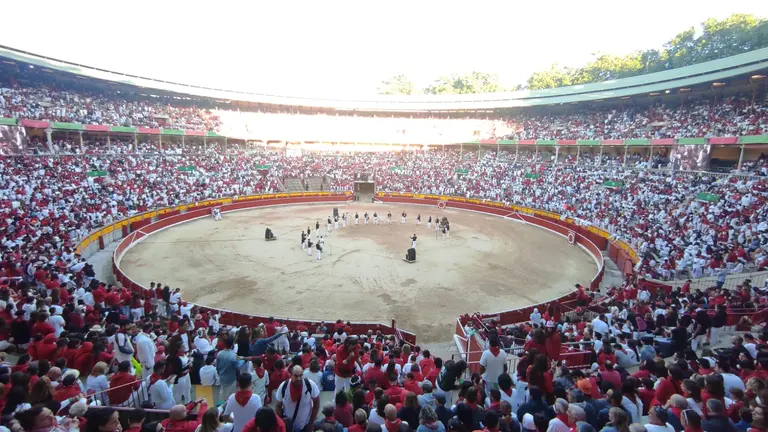 Espectacular ambiente en la plaza de toros antes del encierro del día 8 de julio con toros de Fuente Ymbro. NAVARRA.COM