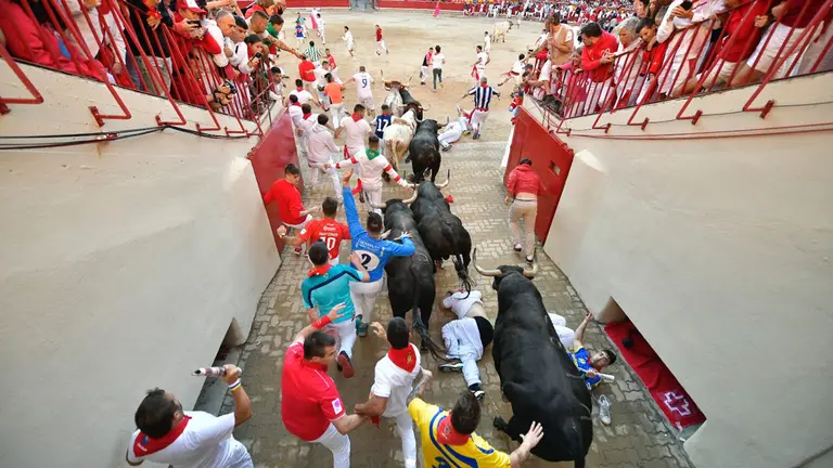 Los toros de Fuente Ymbro entran en la plaza de toros de Pamplona en el segundo encierro de las fiestas de San Fermín 2022. PABLO LASAOSA