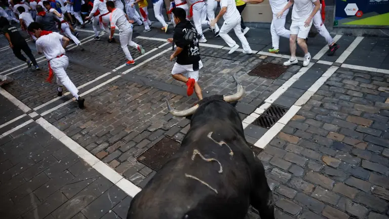 Los toros de Fuente Ymbro en la curva de Mercaderes. REUTERS. Juan Medina