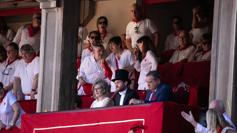 El palco de la plaza de toros de Pamplona, con Xabier Sagardoy, concejal del PSN de presidente.