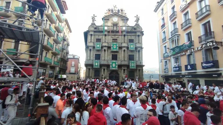 Ambiente en la plaza del Ayuntamiento en el tercer encierro de San Fermín con toros de José Escolar. NAVARRA.COM