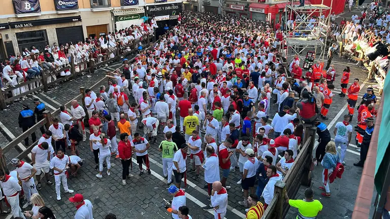 La plaza del Ayuntamiento a rebosar antes del tercer encierro de San Fermín 2022 con toros de José Escolar. PABLO LASAOSA