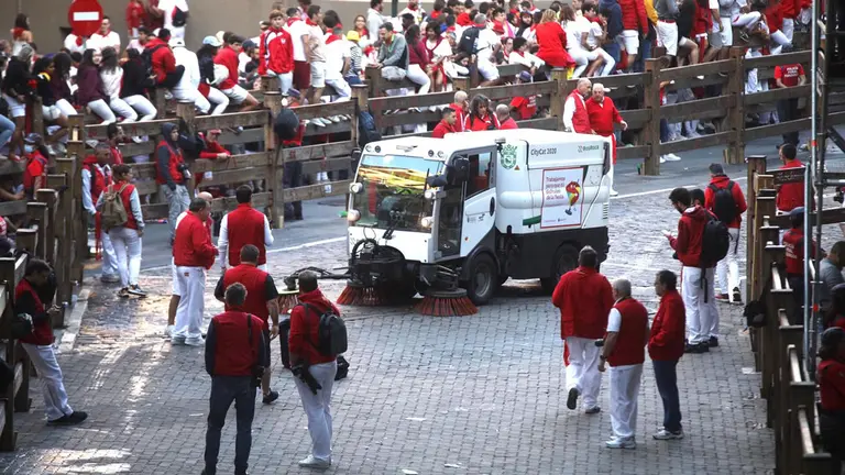 Preparativos de limpieza del recorrido del tercer encierro de San Fermín con toros de José Escolar. IÑIGO ALZUGARAY