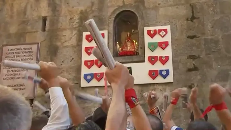 Último cántico al Santo antes del tercer encierro de San Fermín con toros de José Escolar