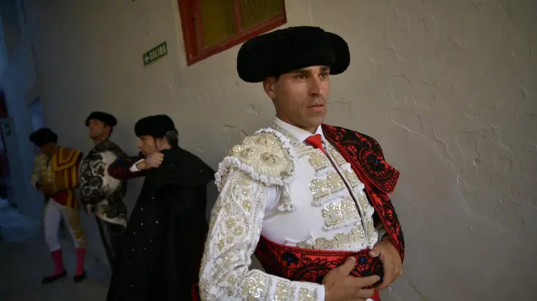 Rubén Pinar en los momentos previos a la corrida del 9 de julio, con toros de José Escolar para Joselito Adame, Rubén Pinar y Javier Cortés. PABLO LASAOSA