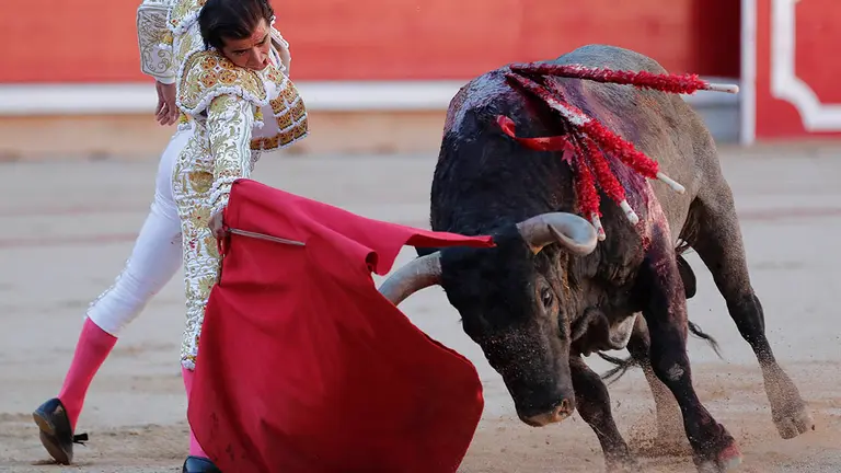 El diestro Joselito Adame durante la lidia a su primer toro de la tarde en la cuarta de abono de la Feria del Toro de los Sanfermines 2022, en la que comparte cartel con Rubén Pinar y Javier Cortés con toros de la ganadería abulense de José Escolar. EFE/ Villar Lopez