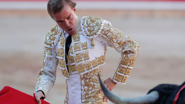 El diestro Javier Cortes durante la lidia a su primer toro de la tarde en la cuarta de abono de la Feria del Toro de los Sanfermines 2022, en la que comparte cartel con Joselito Adame y Rubén Pinar con toros de la ganadería abulense de José Escolar. EFE/ Villar Lopez
