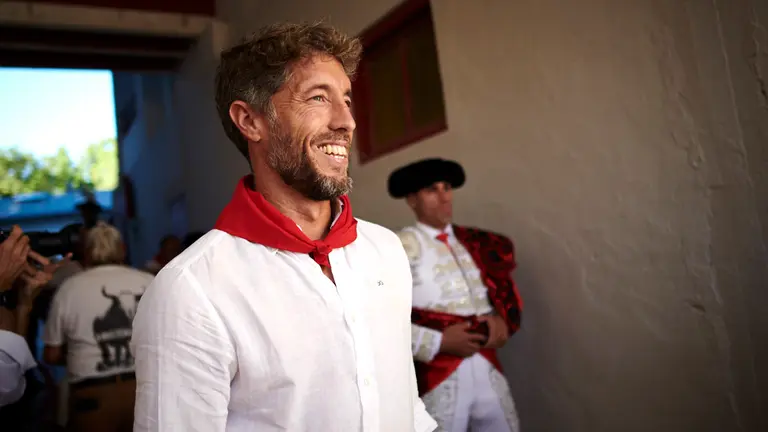 Los toreros Joselito Adame, Rubén Pinar y Javier Cortés lidian los toros de José Escolar durante la tercera corrida de San Fermín 2022. PABLO LASAOSA