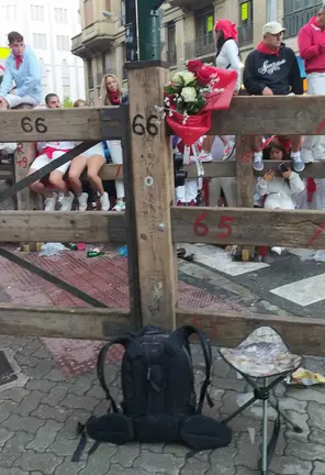 Ramo de flores en el poste del vallado del encierro de San Fermín de hoy 10 de julio, donde murió Daniel Jimeno hace 13 años. PACHI CERVANTES