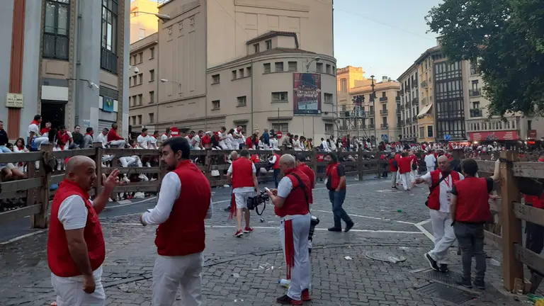 Reporteros gráficos en el tramo de Telefónica en el encierro de Pamplona. IRANZU LARRASOAÑA